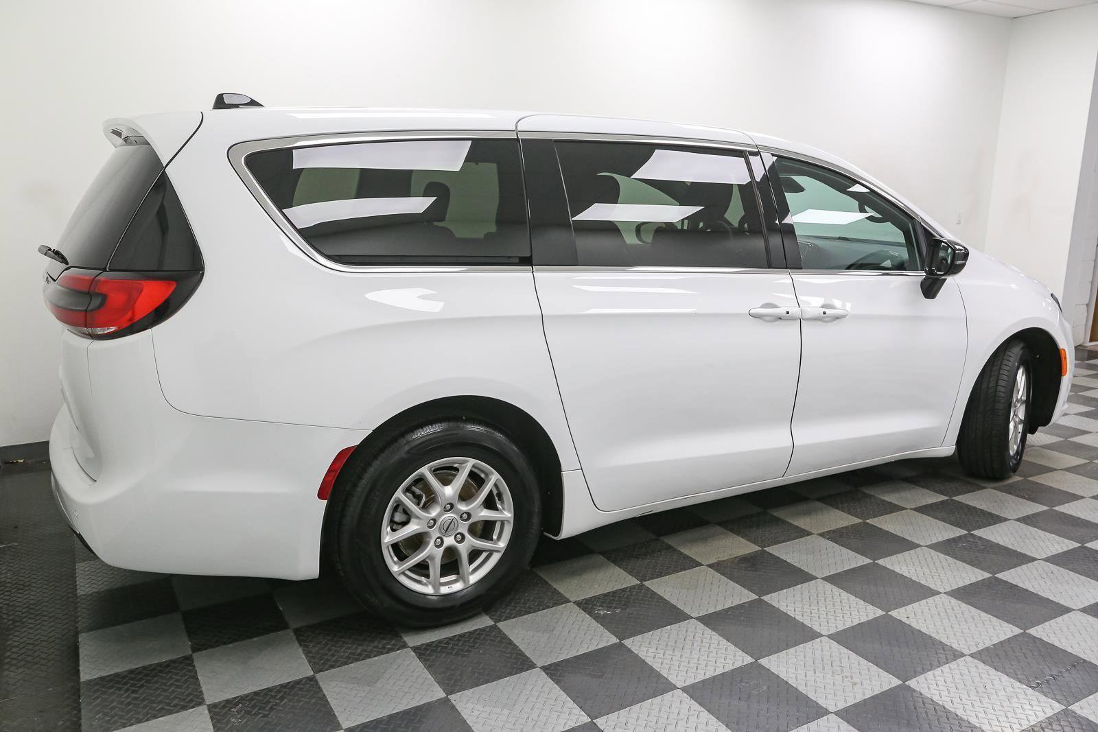 Used 2025 Chrysler Pacifica Select image 8