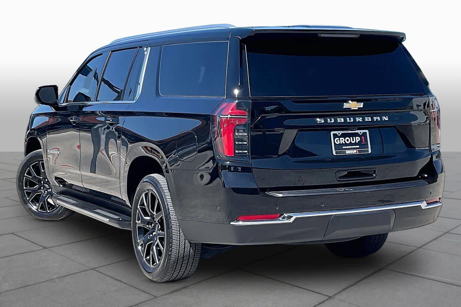 Used 2025 Chevrolet Suburban LS RWD image 11