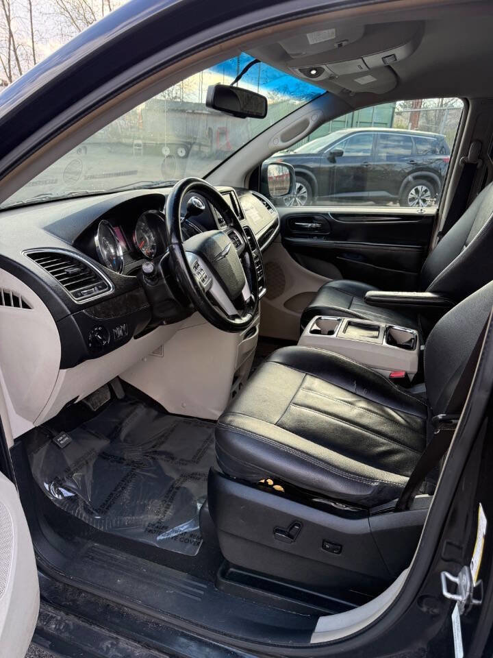 Used 2014 Chrysler Town & Country Touring FWD image 11
