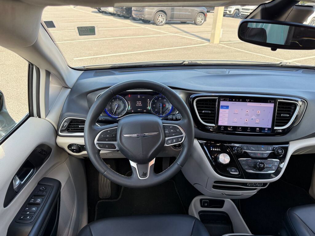 Used 2024 Chrysler Pacifica Touring-L FWD image 17