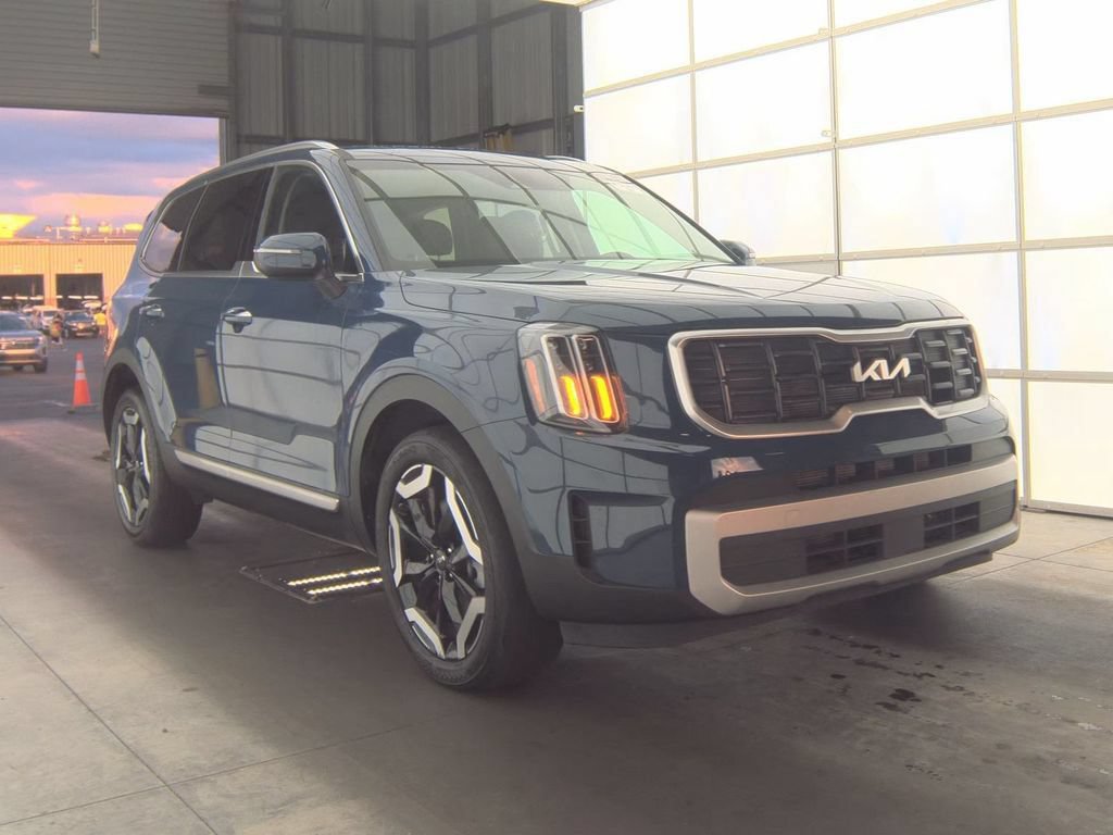 Used 2025 Kia Telluride S FWD image 3