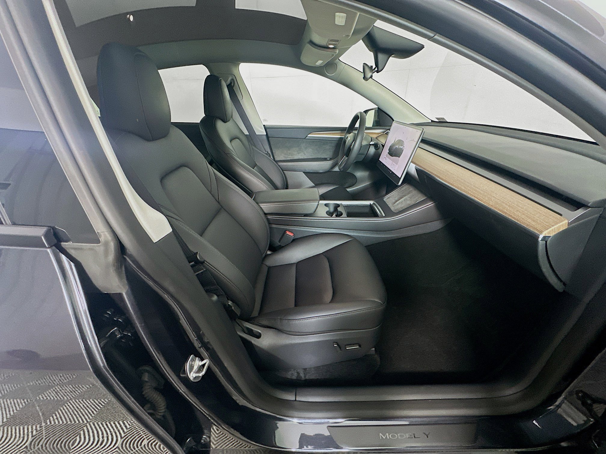 Used 2025 Tesla Model Y Long Range image 33