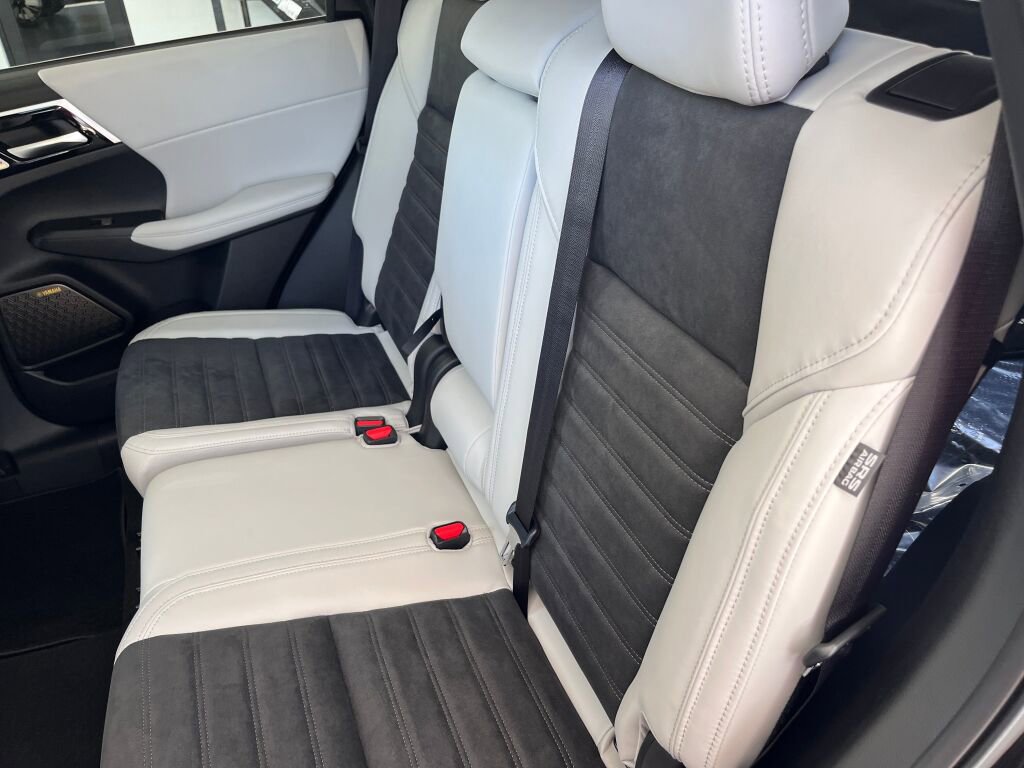 New 2025 Mitsubishi Outlander SE image 20