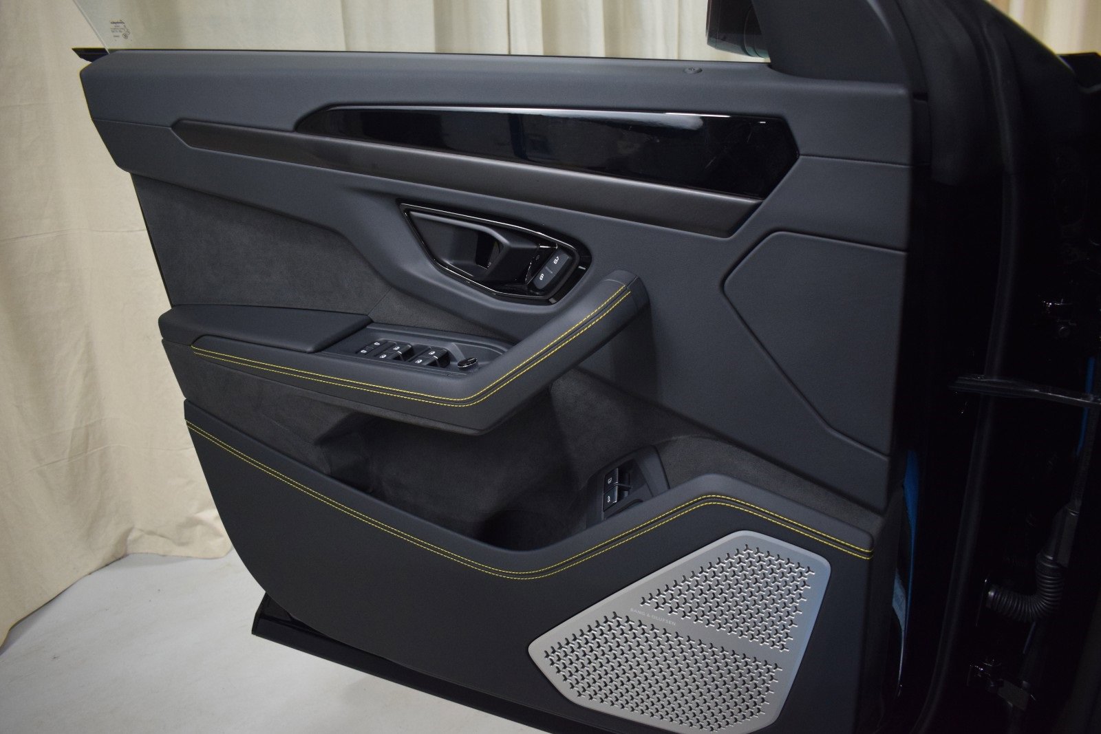 Used 2025 Lamborghini Urus SE image 37