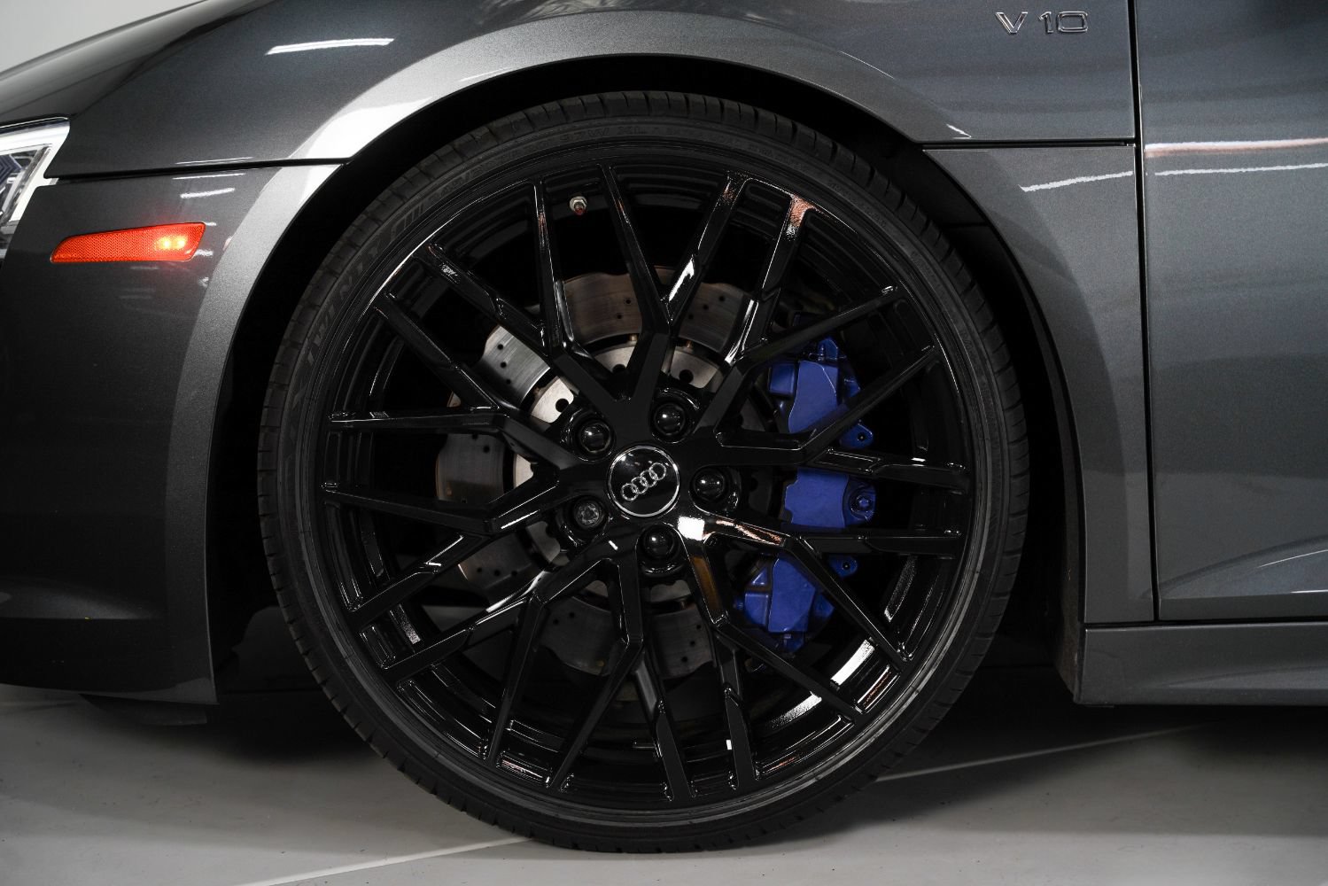 Used 2018 Audi R8 V10 w/ Premium Package RWD image 16