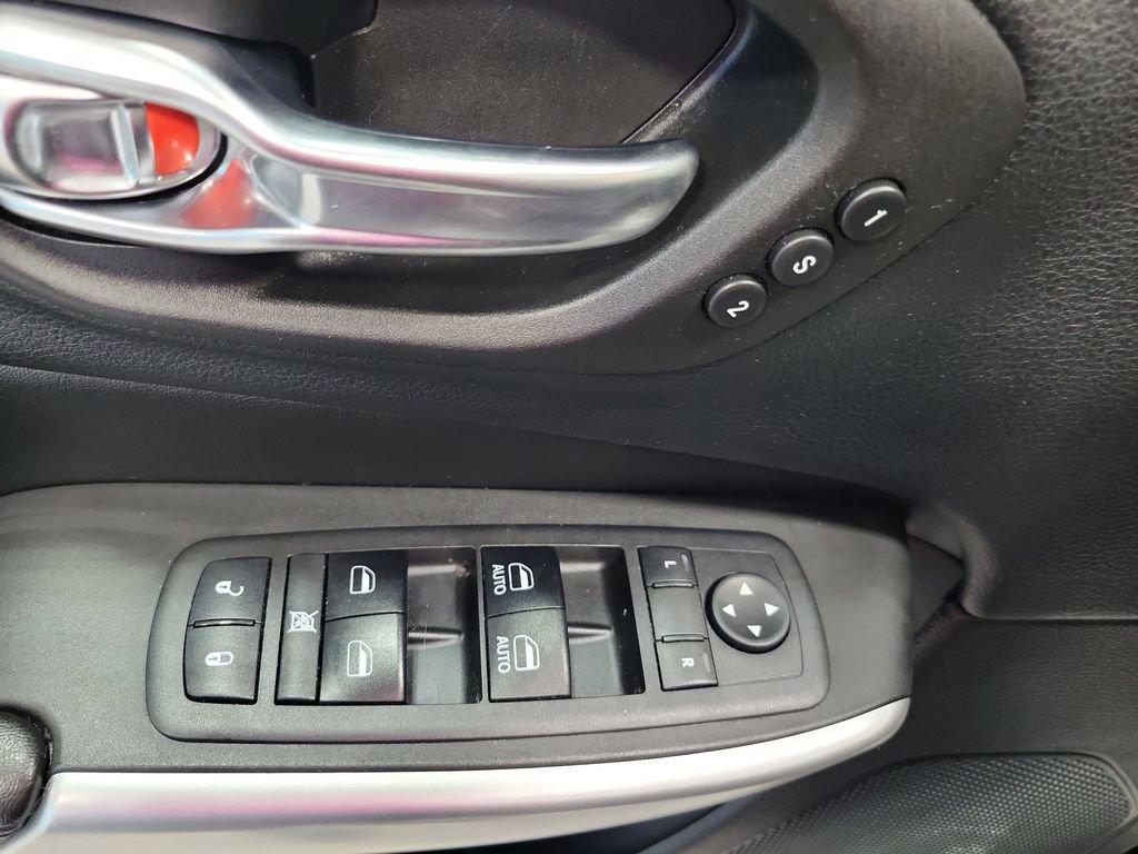 Certified 2018 Jeep Cherokee Overland w/ Technology Group AWD/4WD image 31