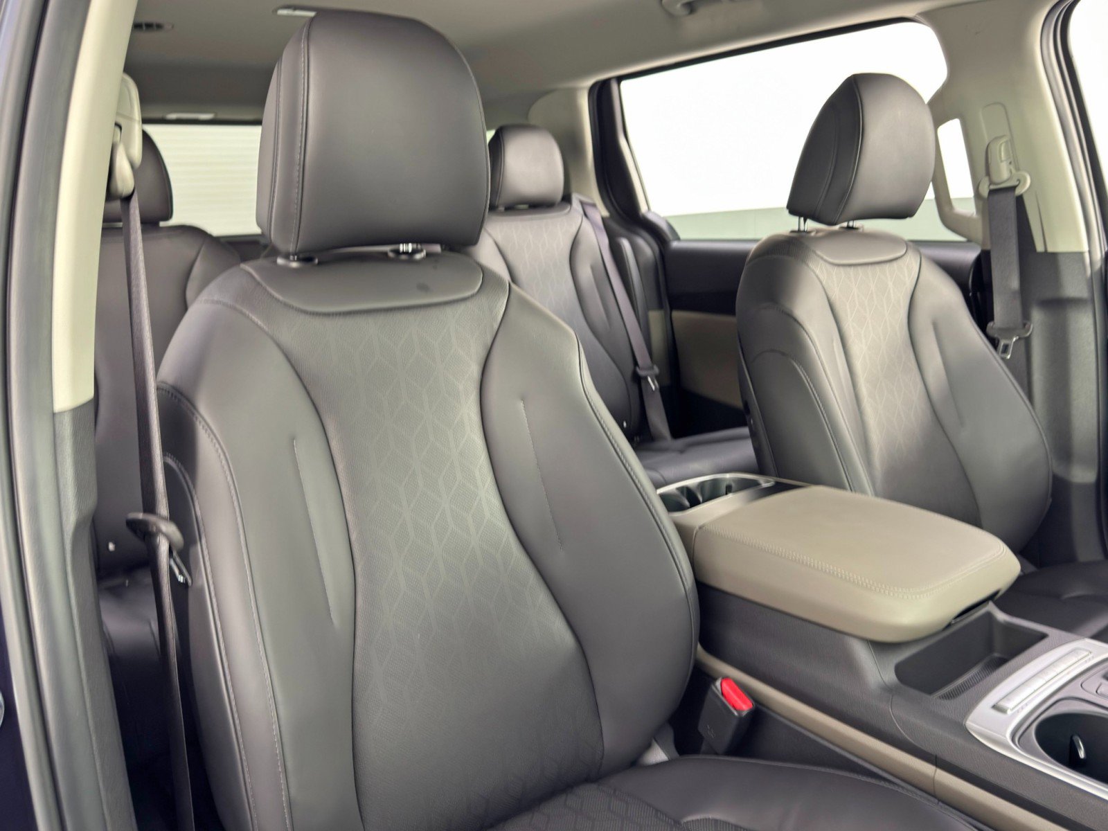 Used 2025 Kia Carnival FWD image 36