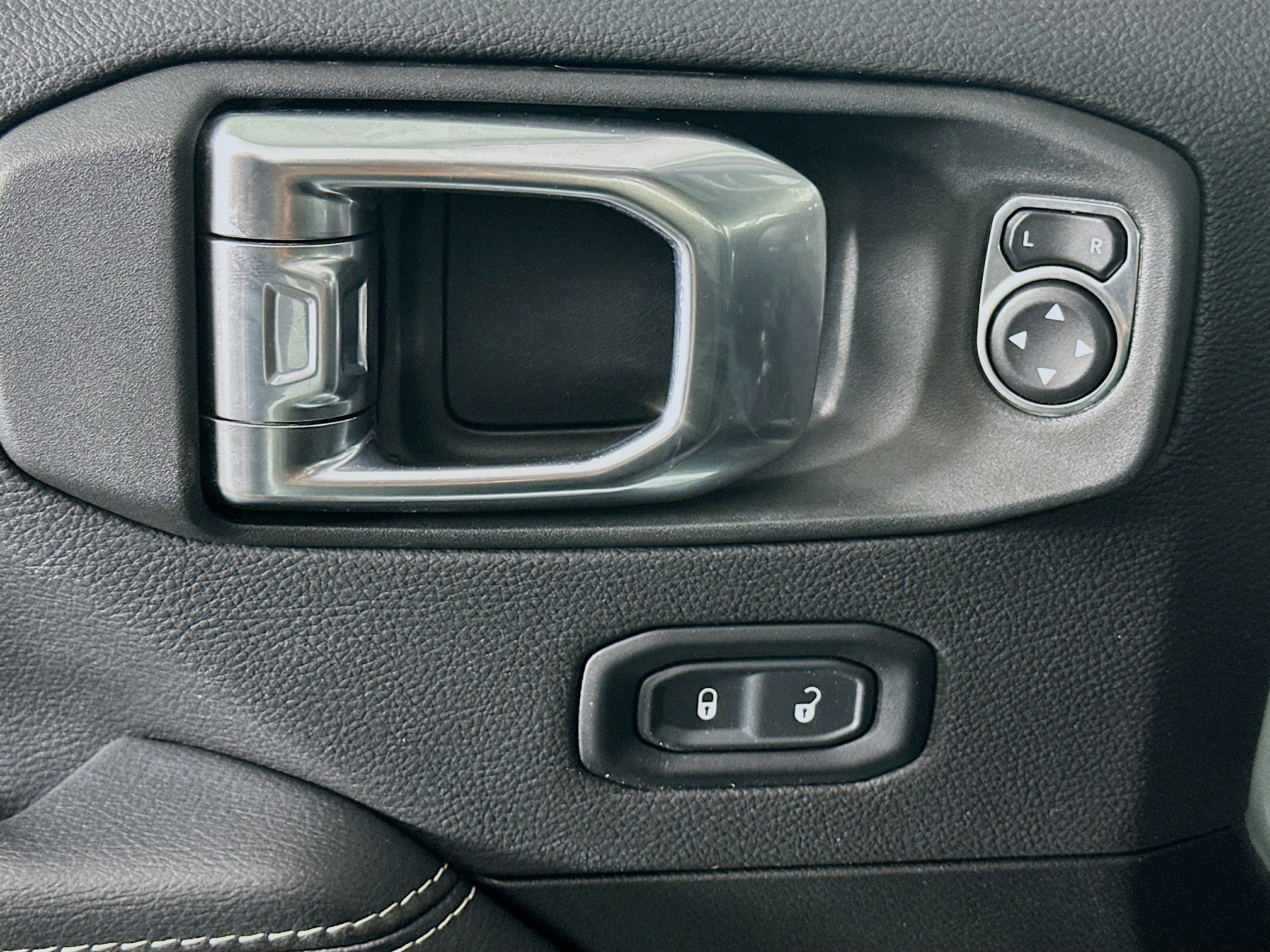 Used 2023 Jeep Wrangler Unlimited Sahara AWD/4WD image 15