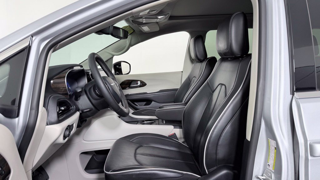 Used 2024 Chrysler Pacifica Limited AWD/4WD image 15