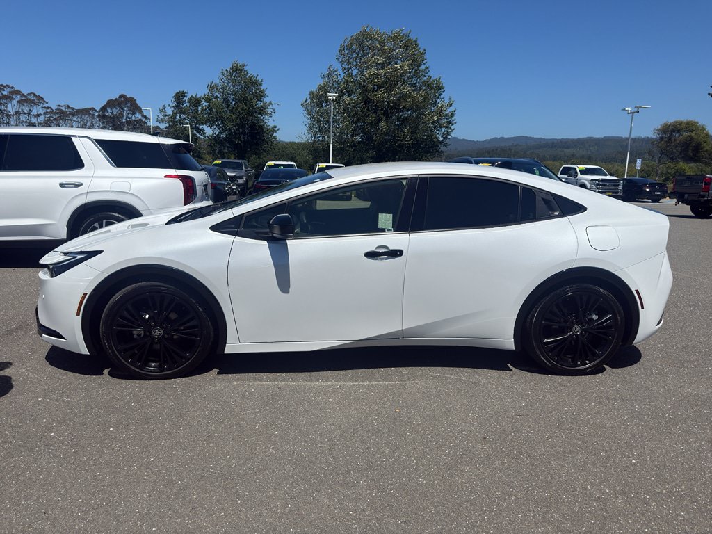 Used 2025 Toyota Prius FWD image 2