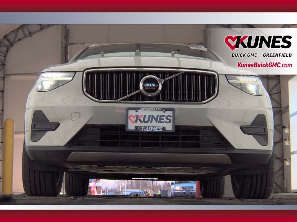 Used 2024 Volvo XC40 B5 Core image 28