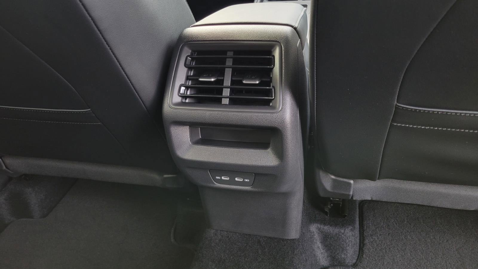 Used 2025 Volkswagen Tiguan SE image 44