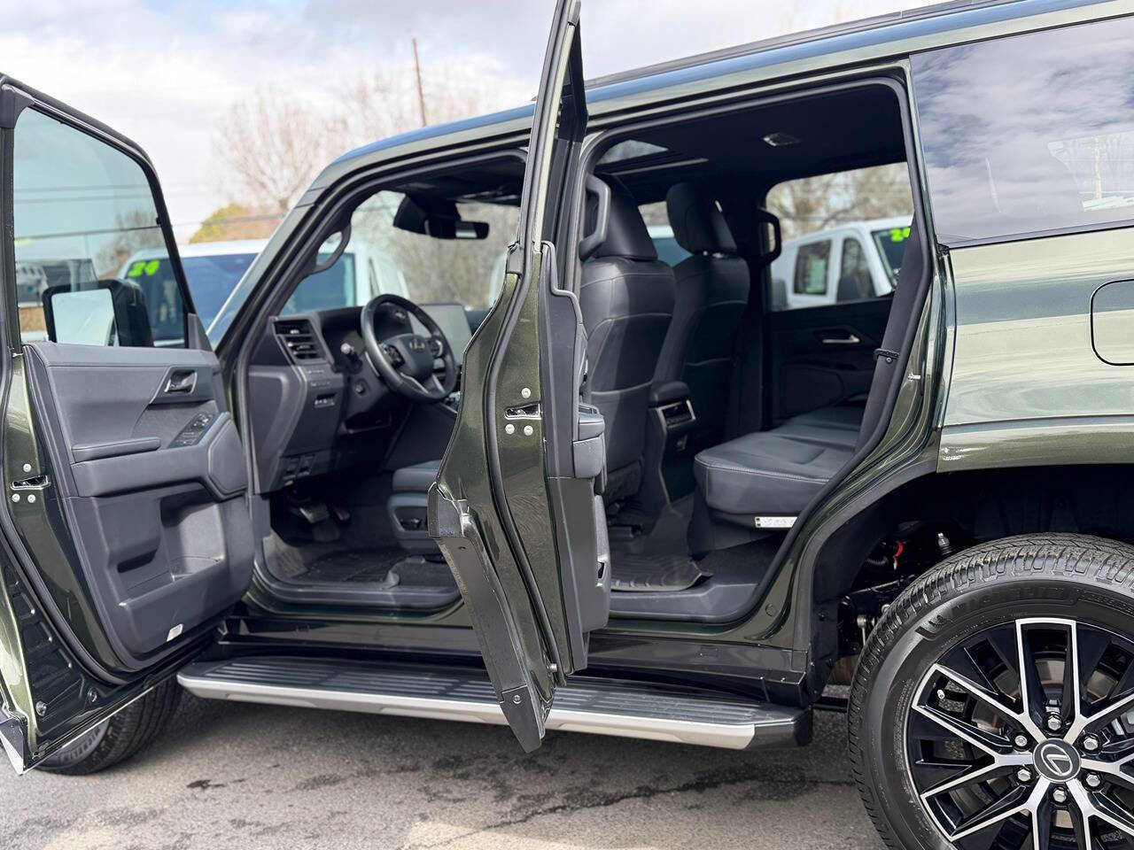 Used 2025 Lexus GX 550 w/ Accessory Package (31) image 92