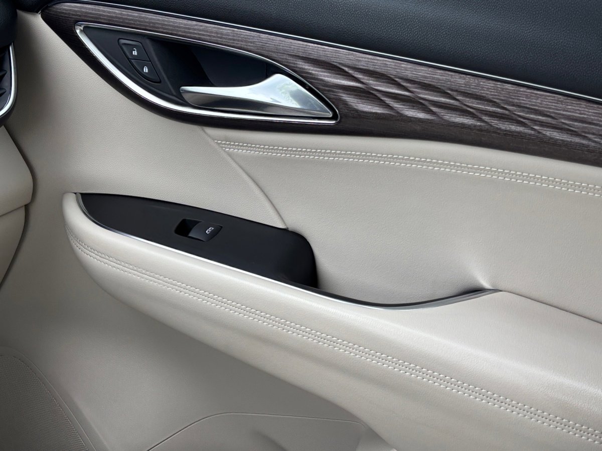 Used 2021 Buick Envision Avenir w/ Technology Package II image 30