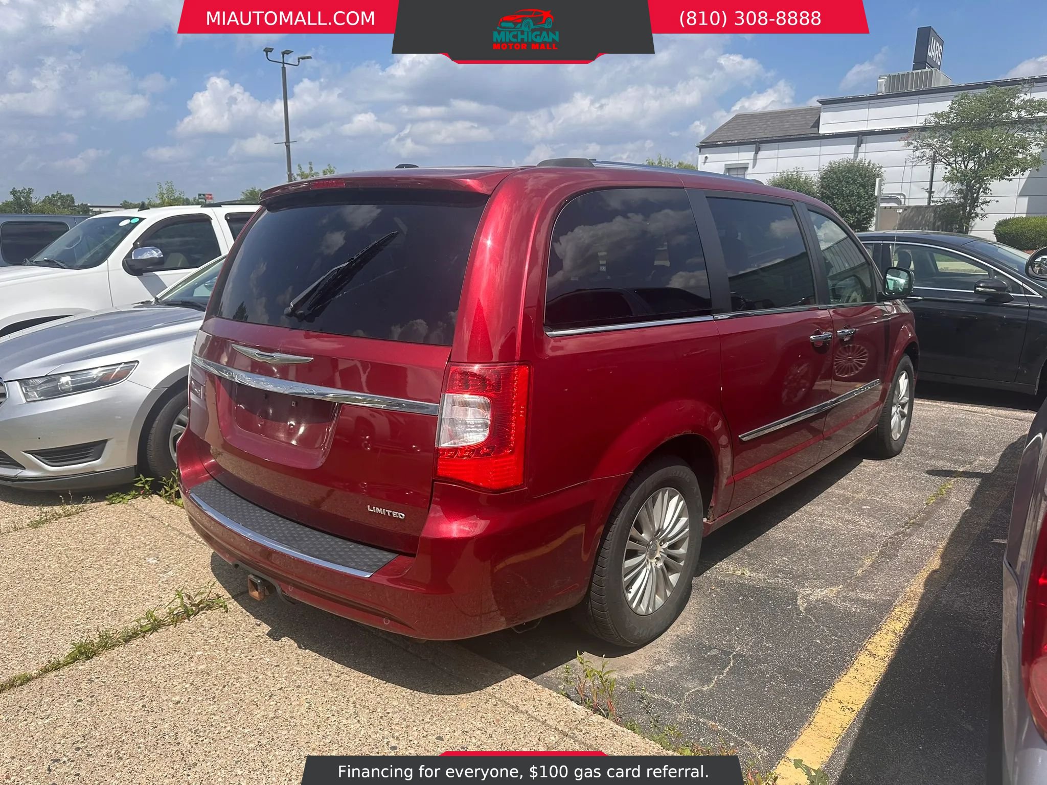 Used 2012 Chrysler Town & Country Limited w/ Luxury Group FWD image 6