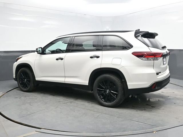 Used 2019 Toyota Highlander SE w/ Nightshade Edition AWD/4WD image 4