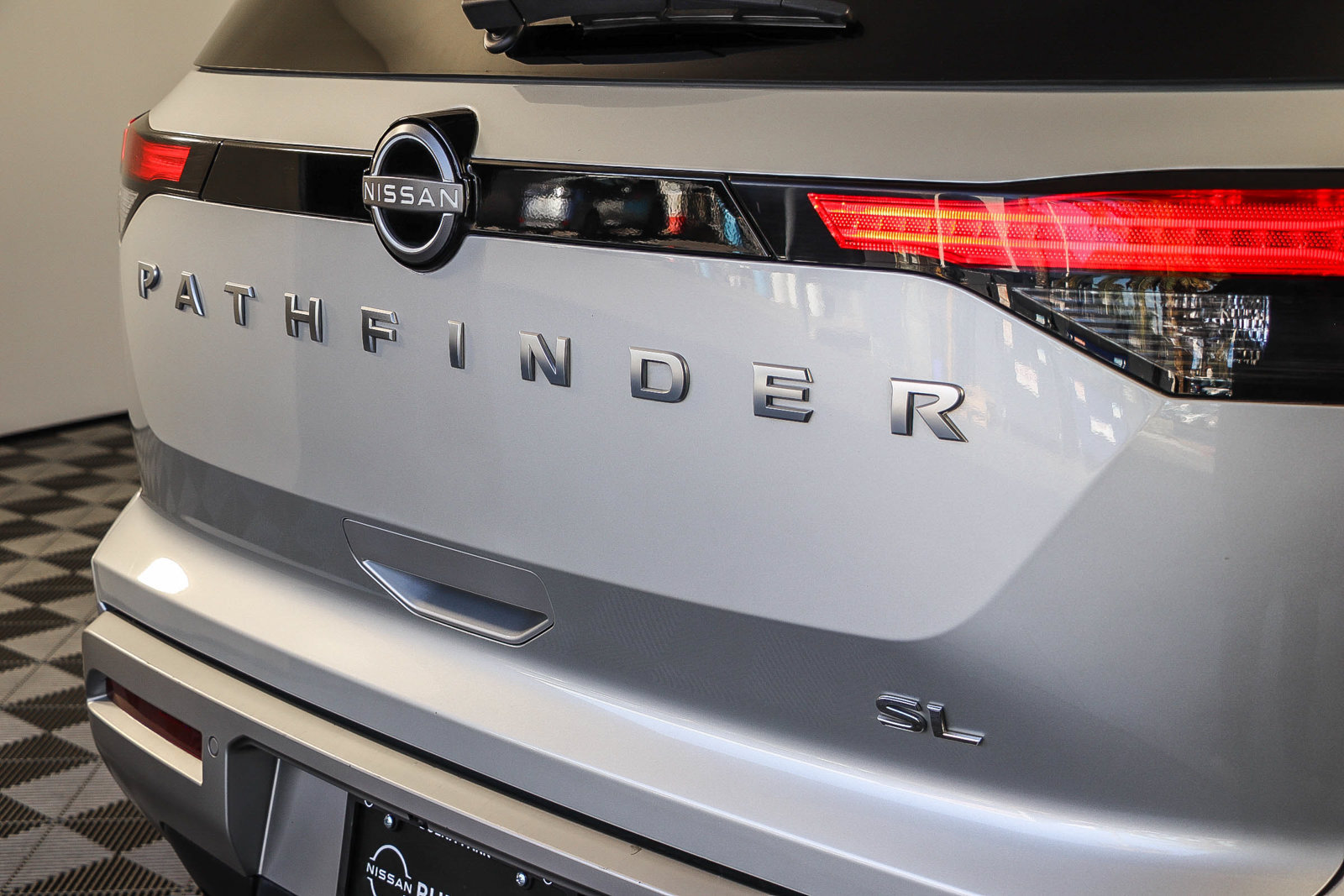 Used 2025 Nissan Pathfinder SL FWD image 10