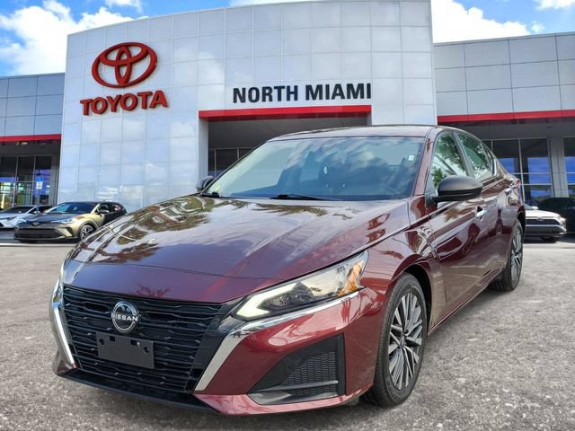 Used 2024 Nissan Altima 2.5 SV FWD image 2