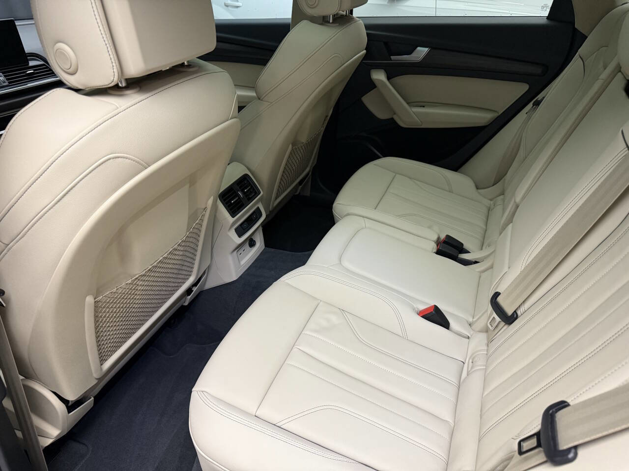 Used 2024 Audi Q5 e Premium w/ Convenience Package image 19