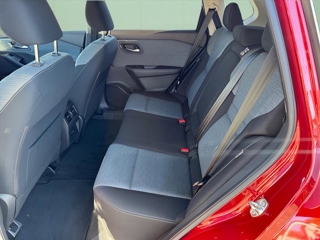 Used 2021 Nissan Rogue SV image 11