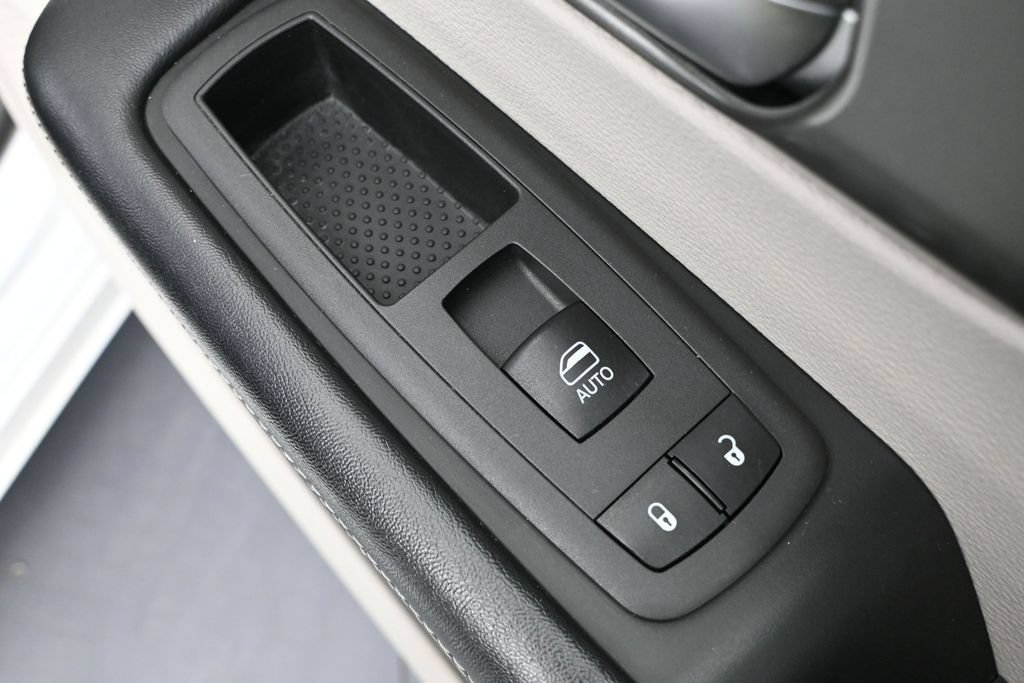 Used 2022 Chrysler Pacifica Touring-L FWD image 46