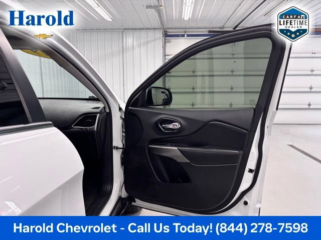 Used 2019 Jeep Cherokee Latitude w/ Comfort & Convenience Group AWD/4WD image 10