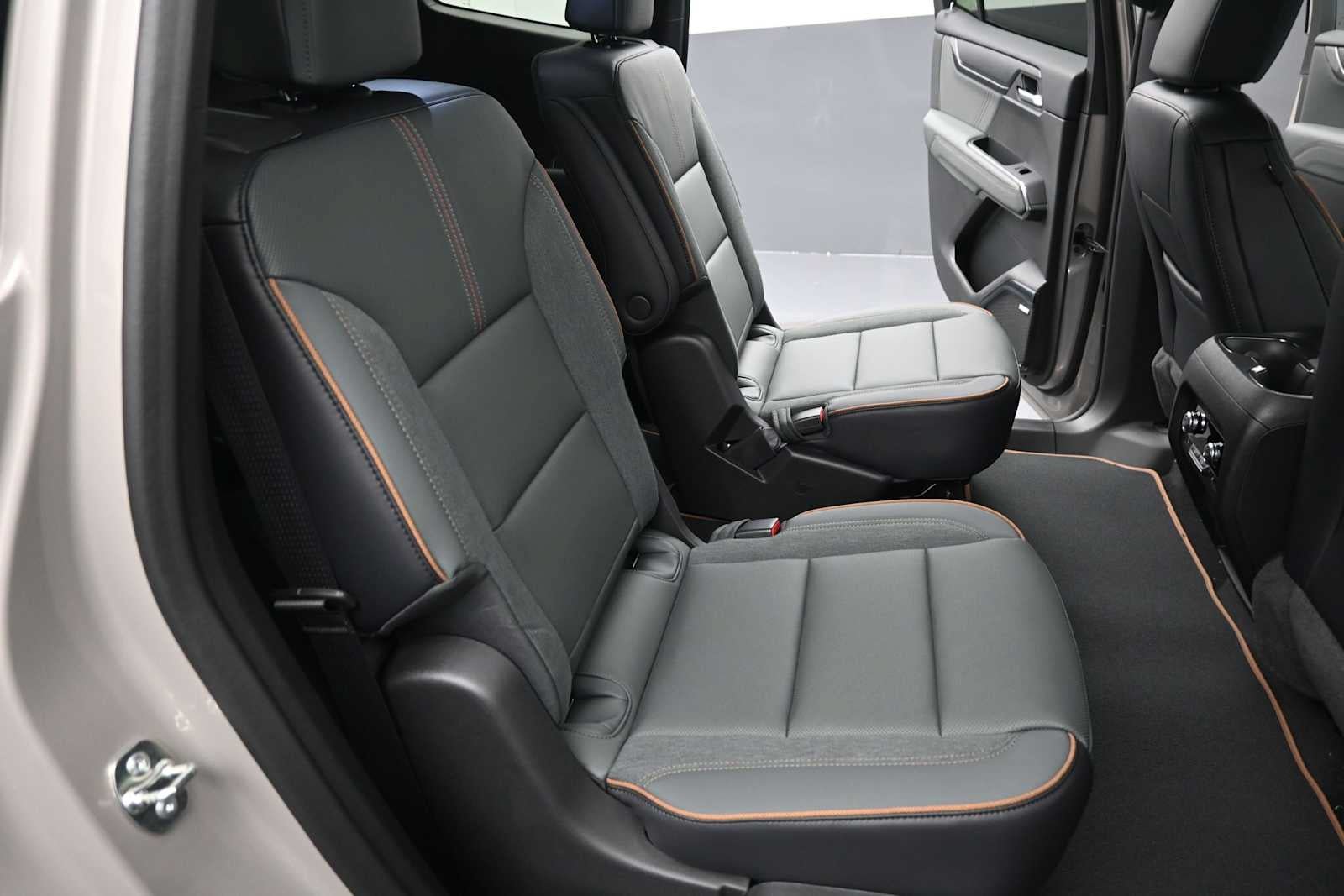 New 2026 GMC Acadia AT4 w/ Luxury Package AWD/4WD image 13
