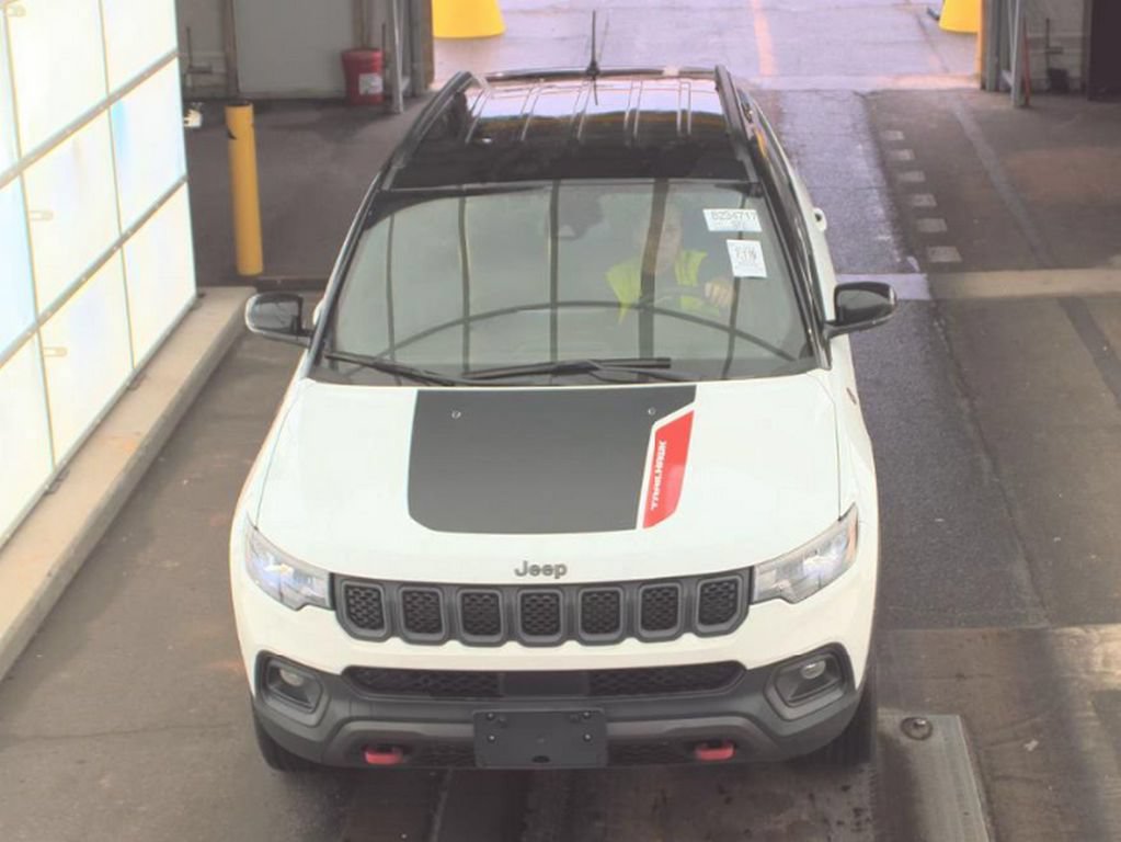 Used 2023 Jeep Compass Trailhawk AWD/4WD image 2