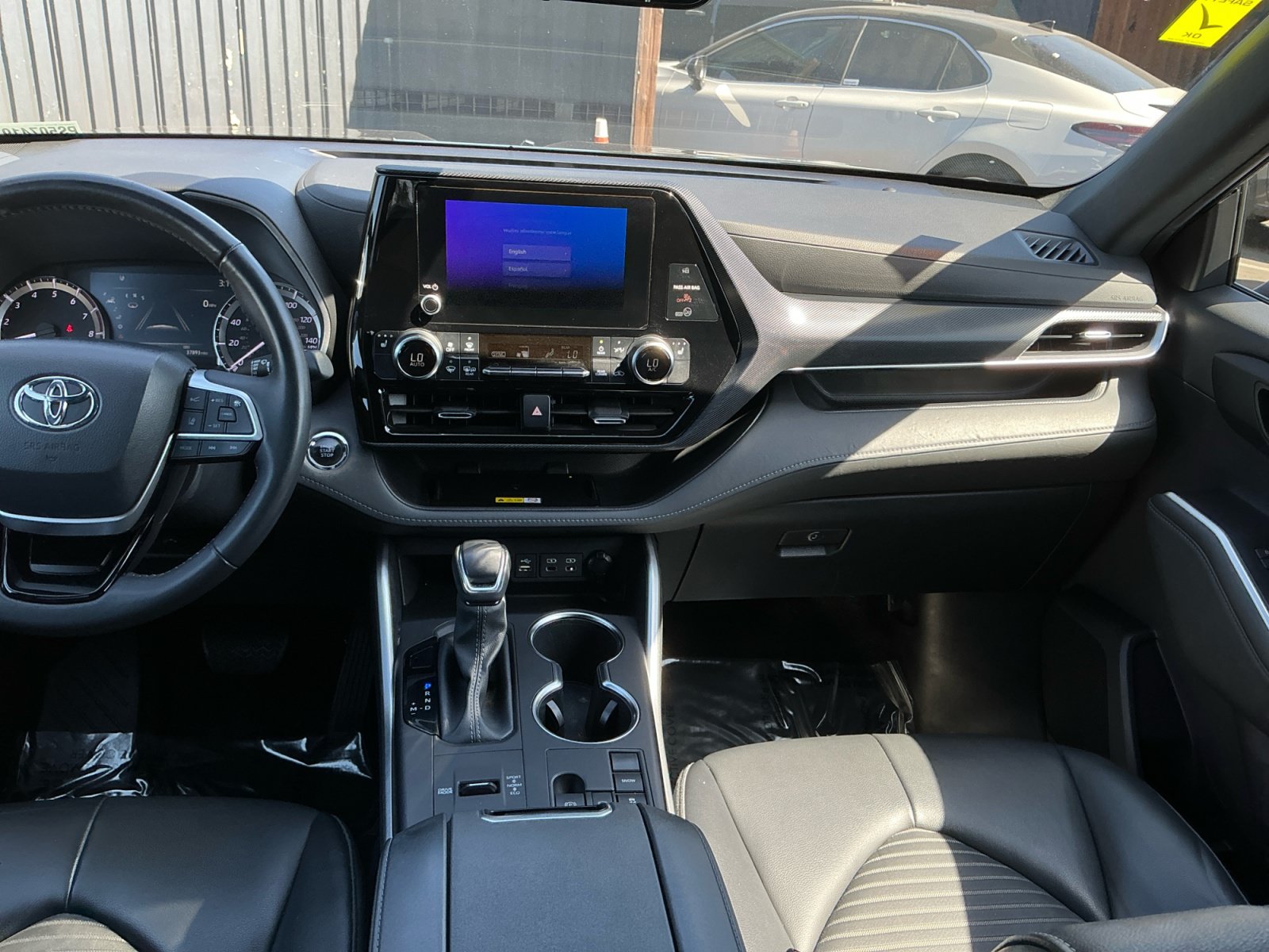 Used 2023 Toyota Highlander XSE FWD image 16