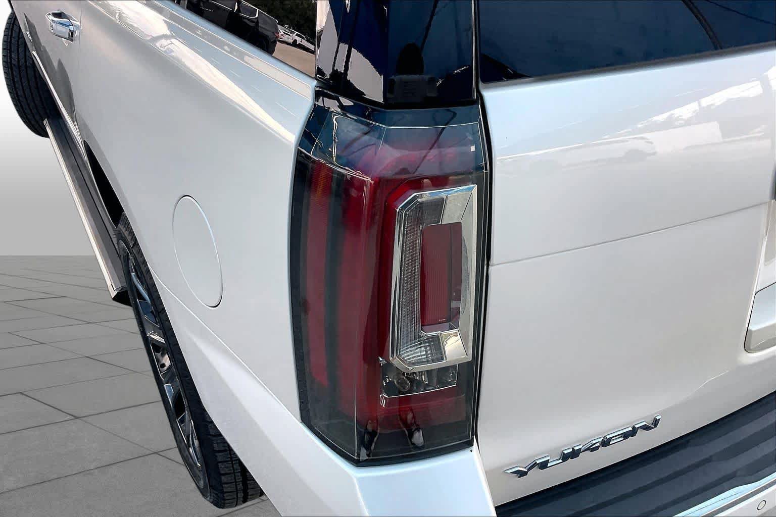 Used 2015 GMC Yukon Denali w/ Premium Package RWD image 27