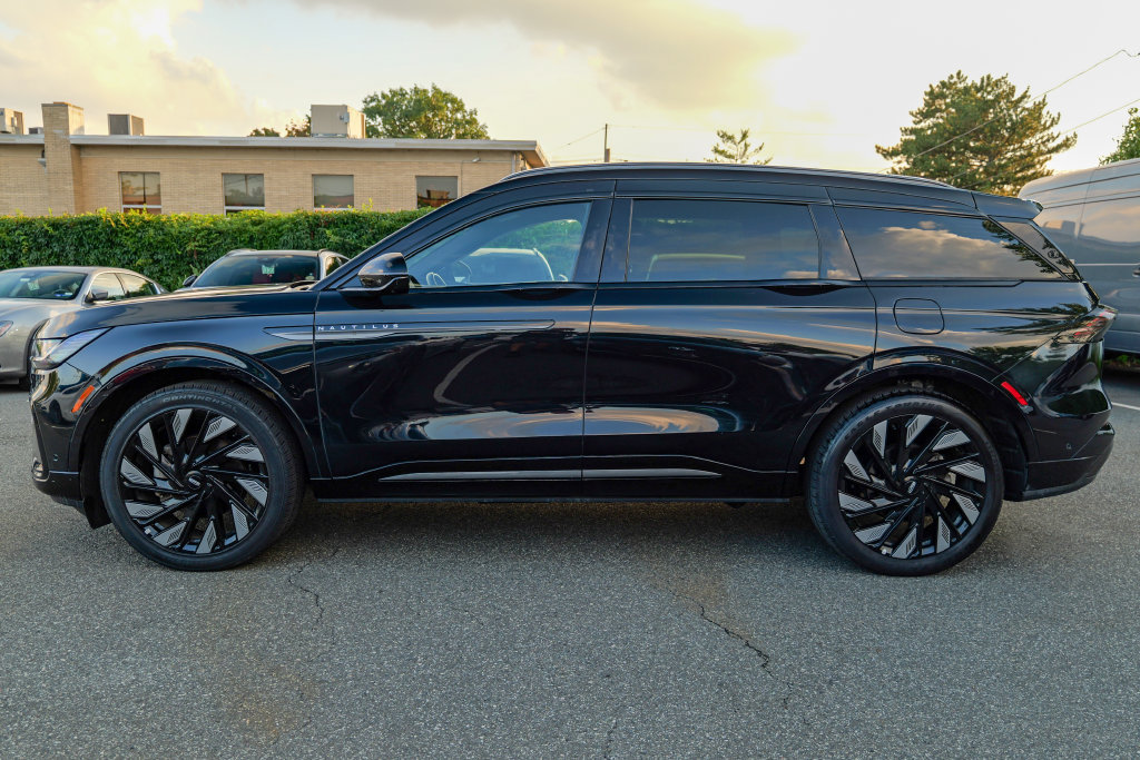 Used 2024 Lincoln Nautilus Reserve w/ Jet Appearance Package (87T) AWD/4WD image 4