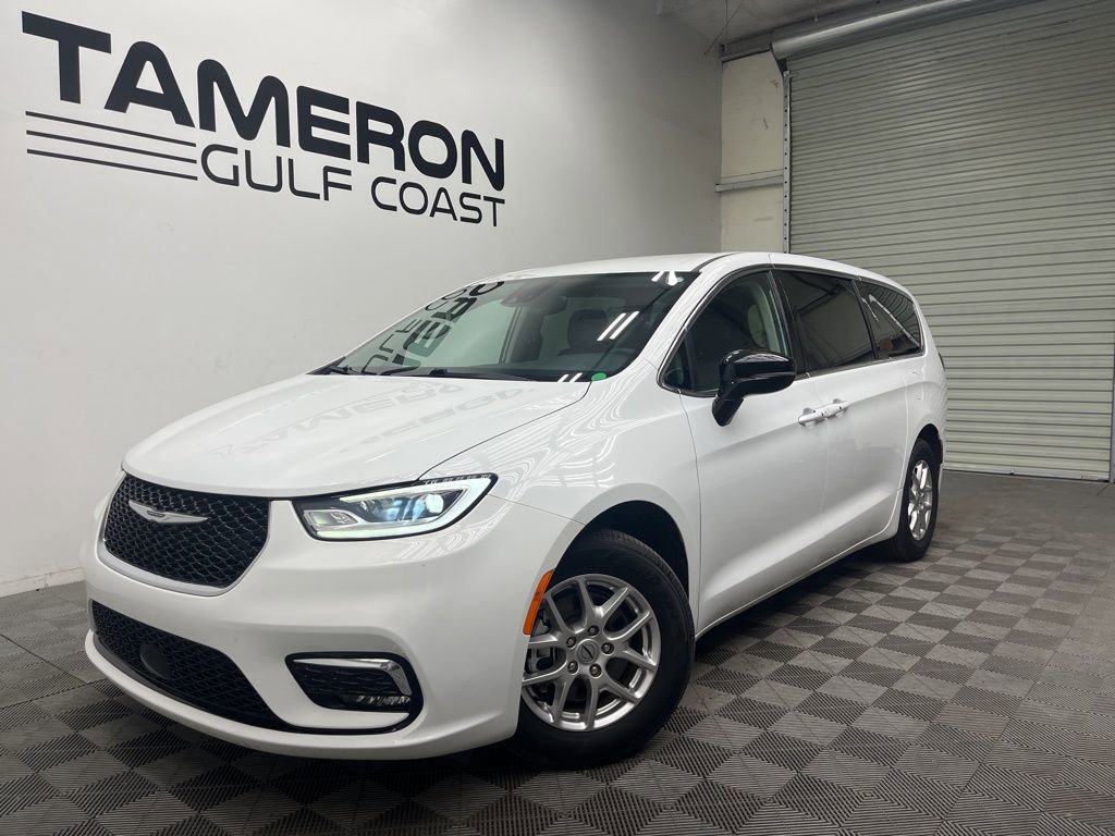 Used 2024 Chrysler Pacifica Touring-L FWD image 2