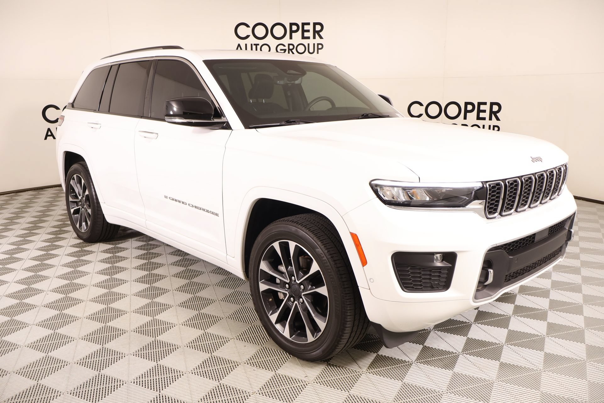 Used 2023 Jeep Grand Cherokee Overland w/ Luxury Tech Group IV AWD/4WD image 1