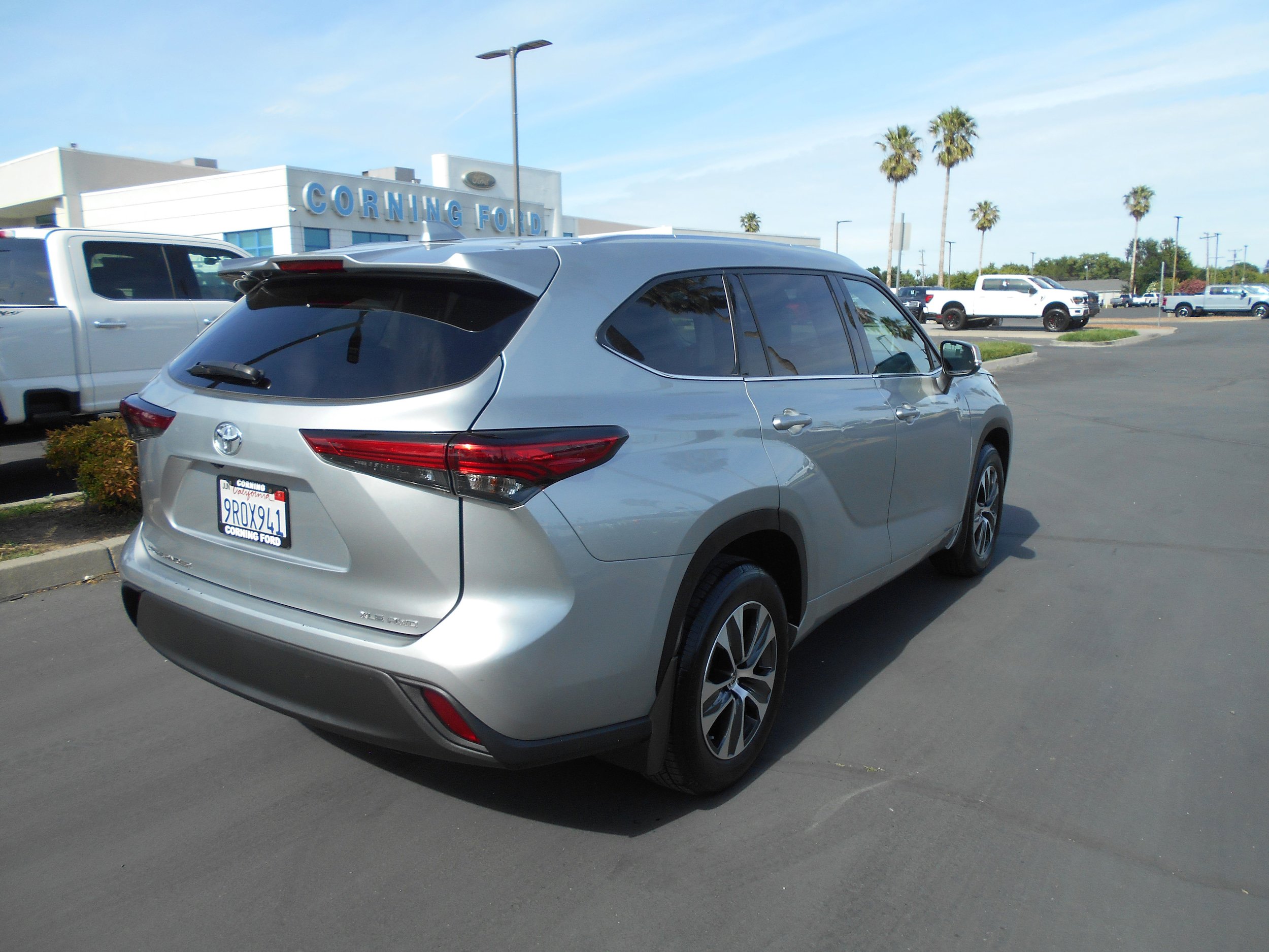 Used 2021 Toyota Highlander XLE AWD/4WD image 4