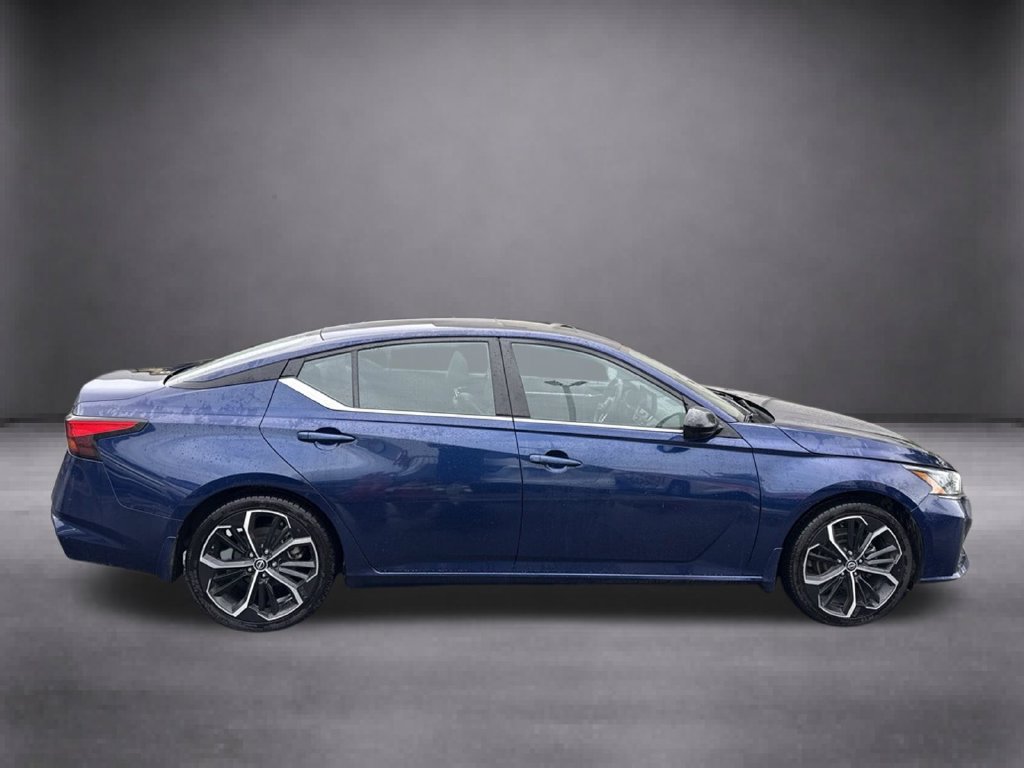 Used 2024 Nissan Altima 2.5 SR w/ SR Premium Package FWD image 3