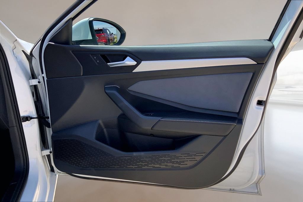 Certified 2025 Volkswagen Jetta SE w/ Sunroof Package FWD image 23
