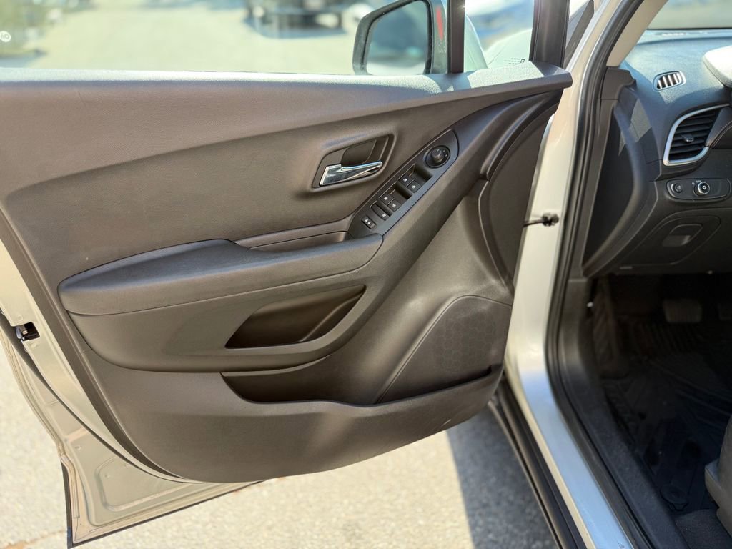 Used 2017 Chevrolet Trax LT AWD/4WD image 19