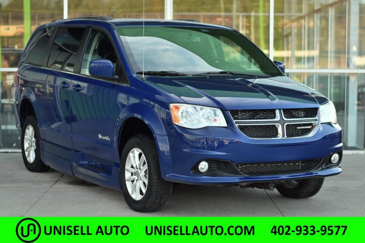 Used 2018 Dodge Grand Caravan SXT image 2