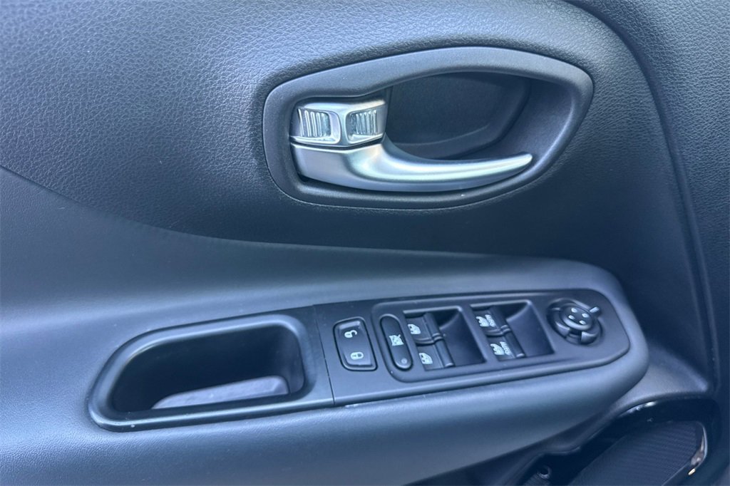 Used 2018 Jeep Renegade Altitude image 11