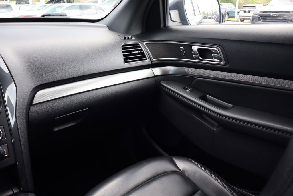 Used 2019 Ford Explorer XLT w/ Equipment Group 202A AWD/4WD image 39