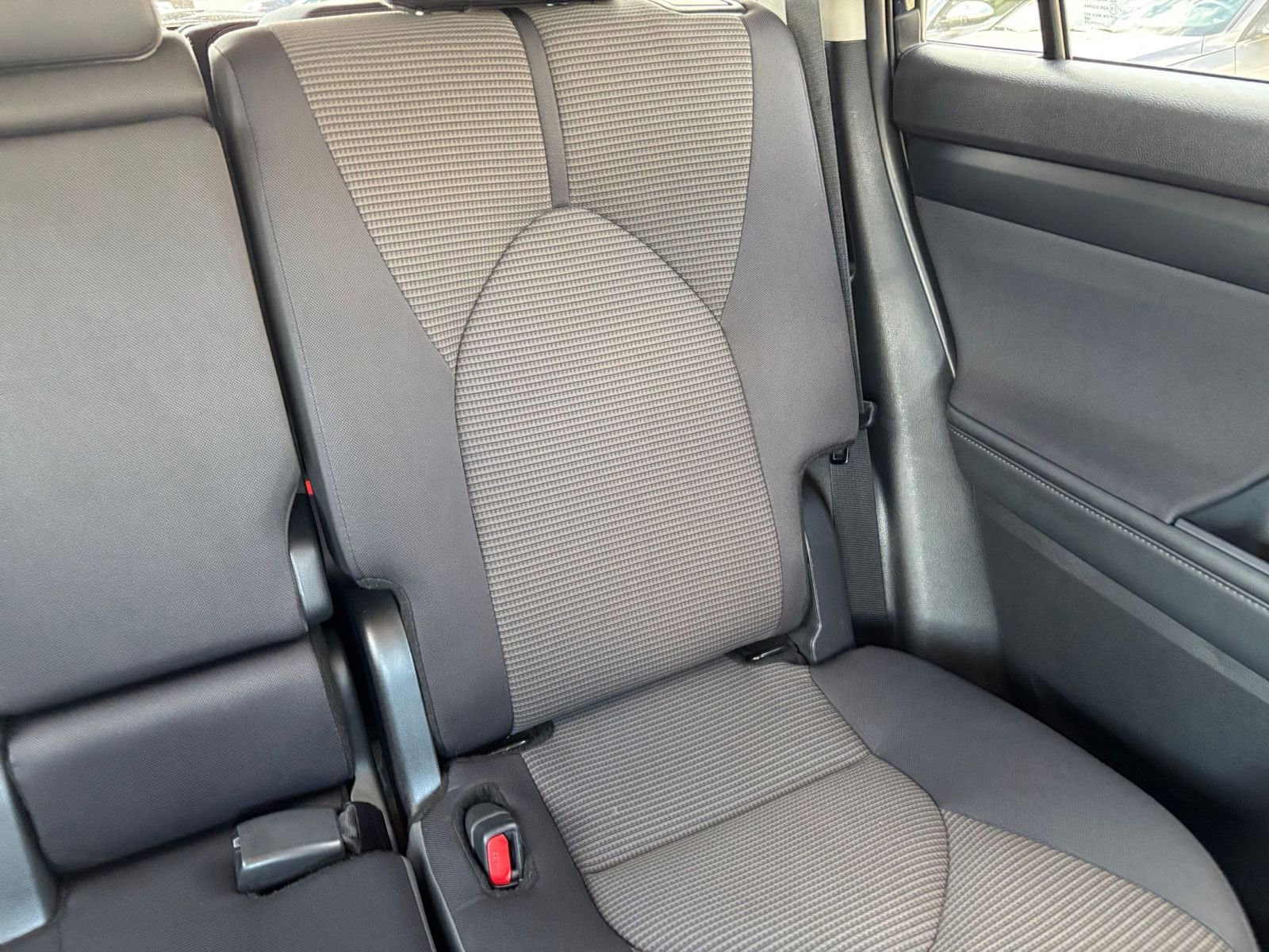 Used 2025 Toyota Highlander LE image 40