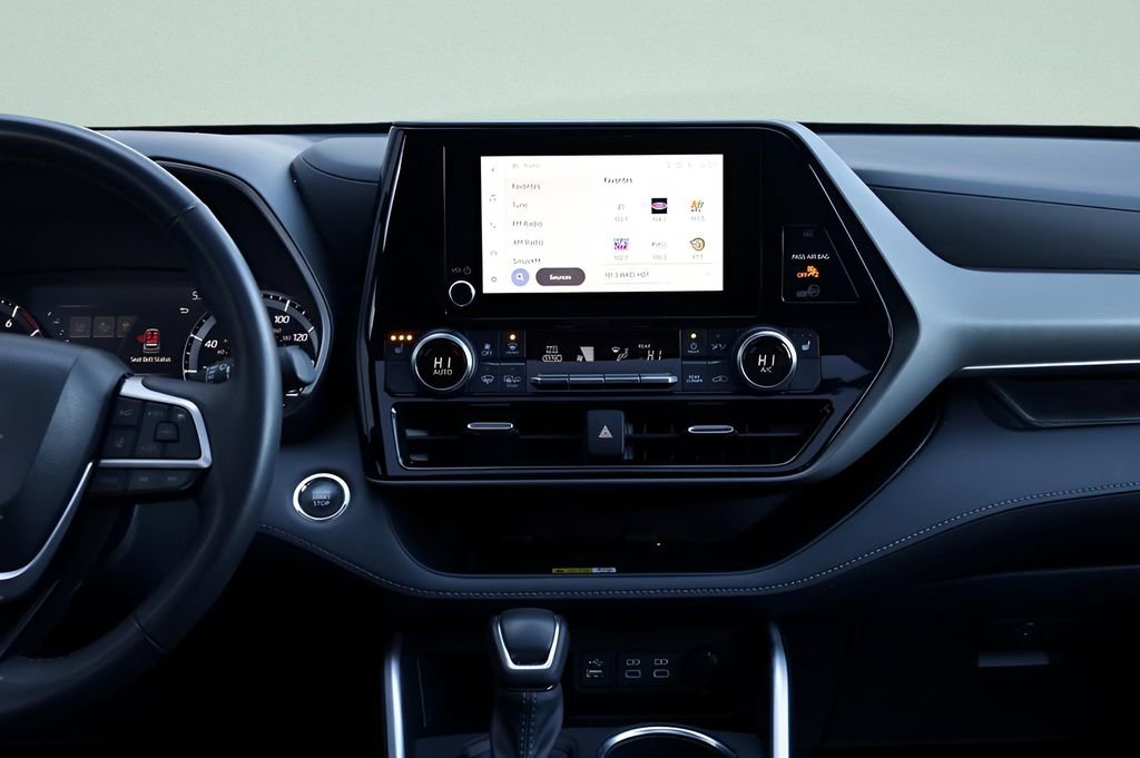 Used 2023 Toyota Highlander XLE image 26