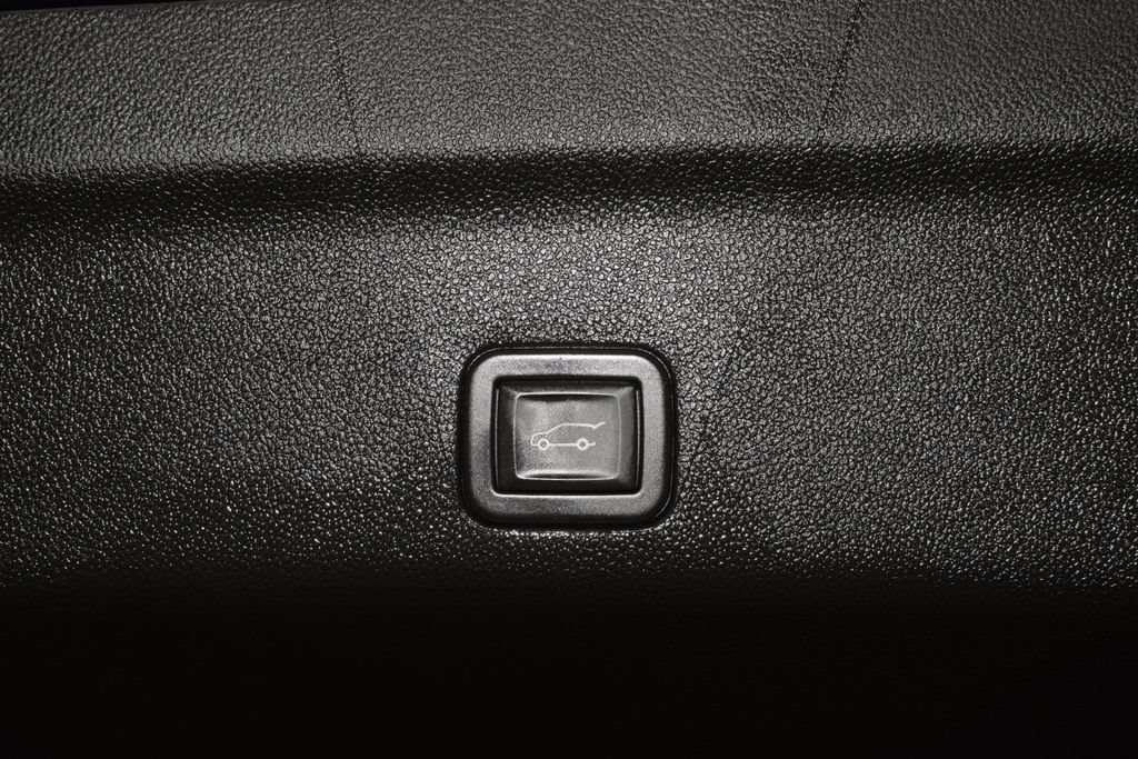 Used 2023 Chevrolet Tahoe Premier w/ Advanced Technology Package AWD/4WD image 24