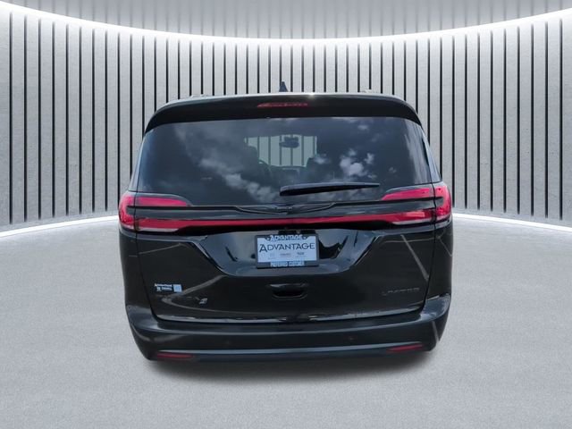 Used 2025 Chrysler Pacifica Limited FWD image 6