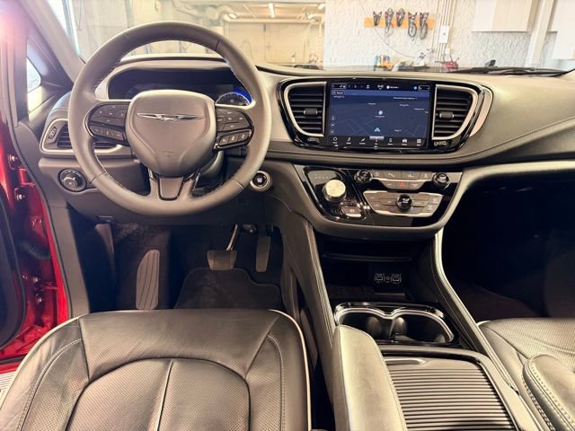 Used 2025 Chrysler Pacifica Limited image 31
