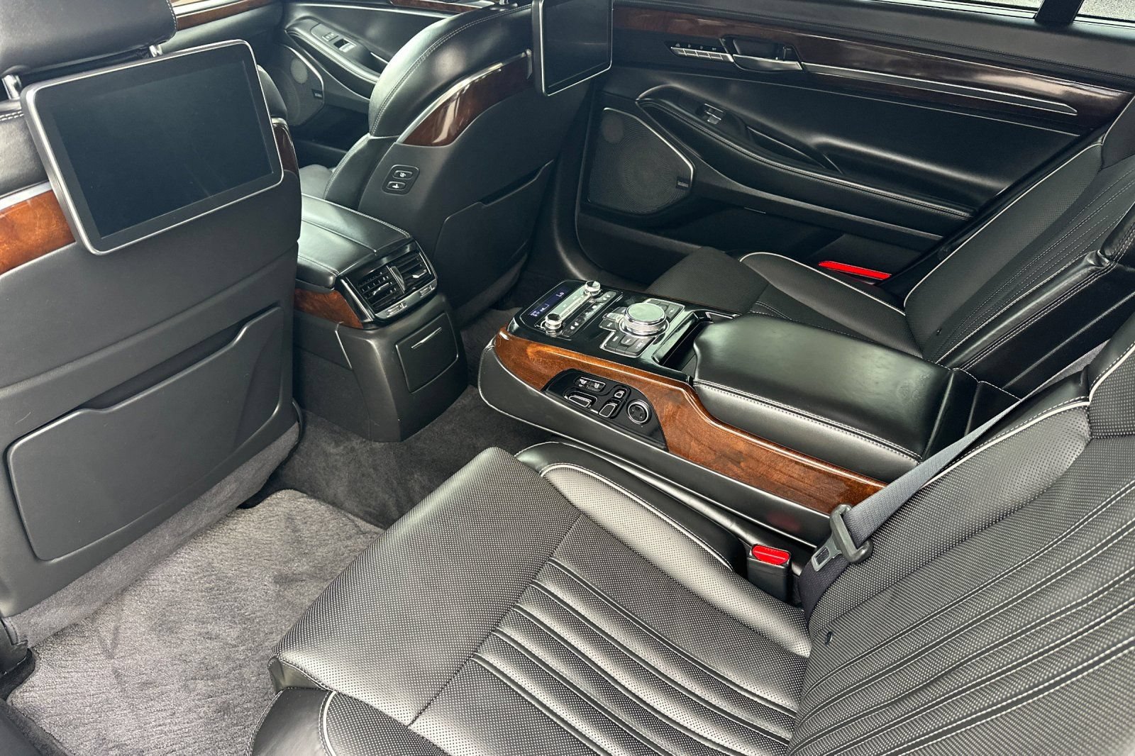 Used 2018 Genesis G90 5.0 Ultimate RWD image 13