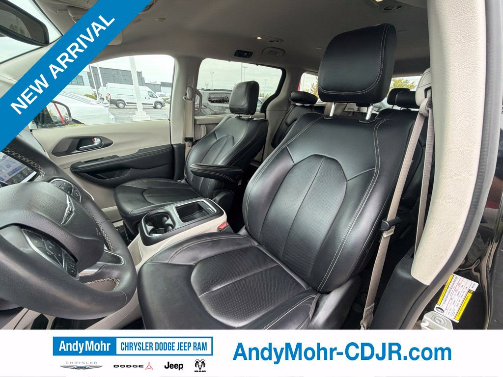 Used 2024 Chrysler Pacifica Touring-L FWD image 12