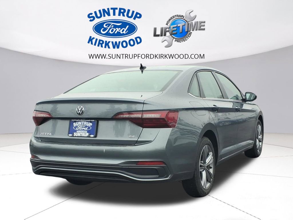 Used 2024 Volkswagen Jetta SE image 3