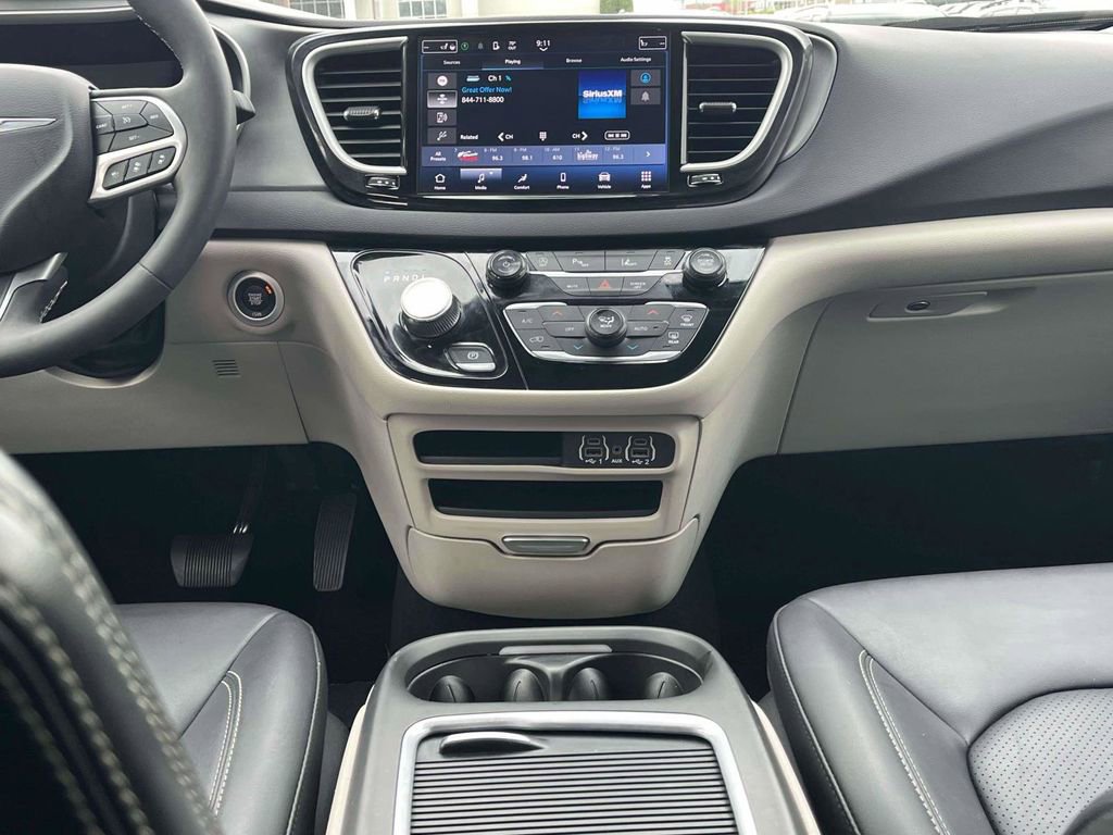 Used 2024 Chrysler Pacifica Touring-L image 3