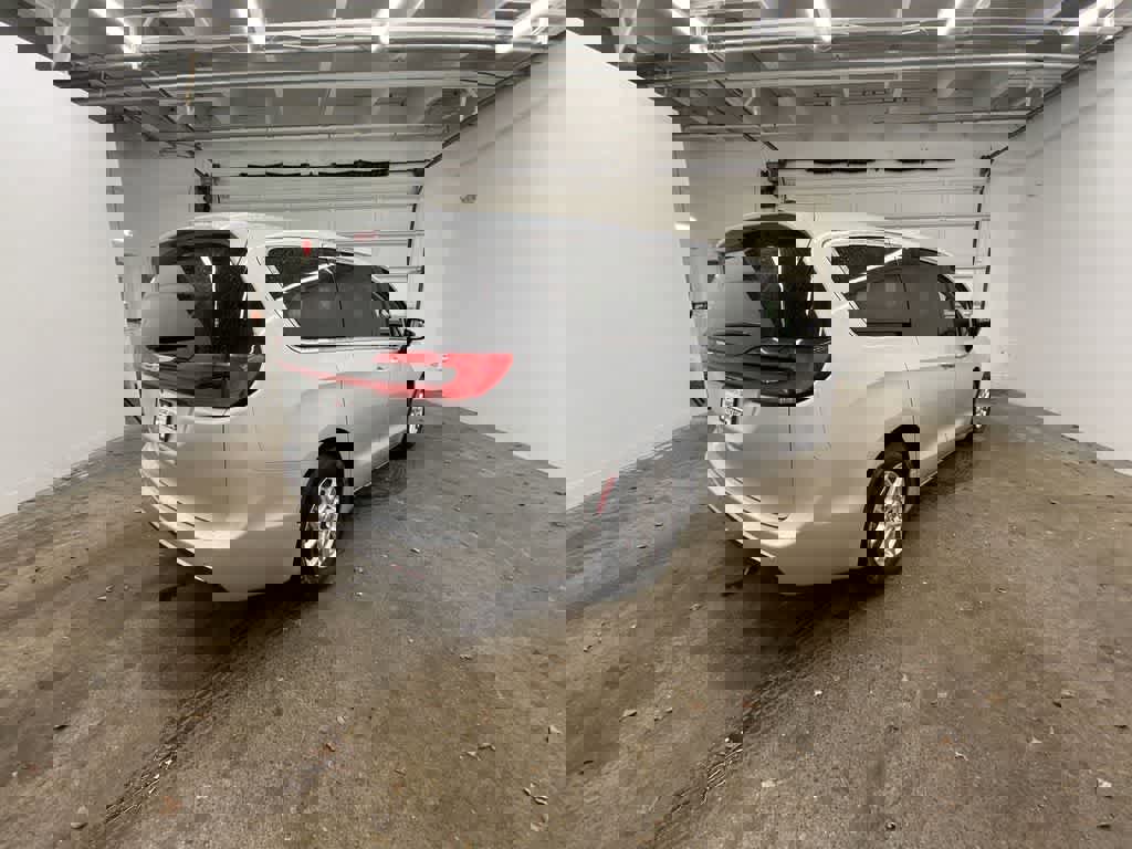 Used 2024 Chrysler Pacifica Touring-L image 6